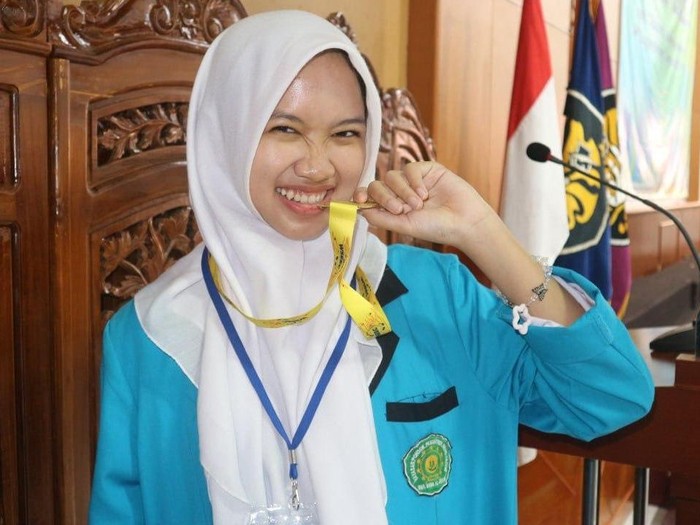 Azka Tazkiatunnafsi pamerkan medali emas World Science Environment and Engineering Competition di Universitas Pancasila tahun 2023.