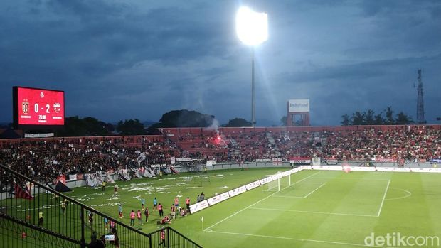 Bali United terancam terkena sanksi ratusan juta dari Komdis PSSI atas penyalaan flare, kembang api, serta pelemparan botol saat melawan Madura United, Sabtu (17/5/2025).