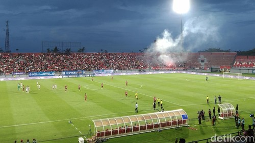 Bali United terancam terkena sanksi ratusan juta dari Komdis PSSI atas penyalaan flare, kembang api, serta pelemparan botol saat melawan Madura United, Sabtu (17/5/2025).