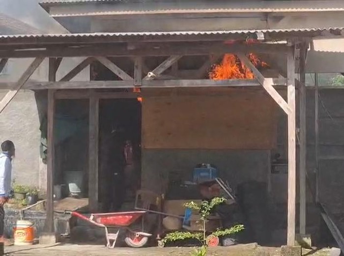 Bangunan tempat tinggal OB di kawasan Puskesmas Cidaun Dibakar