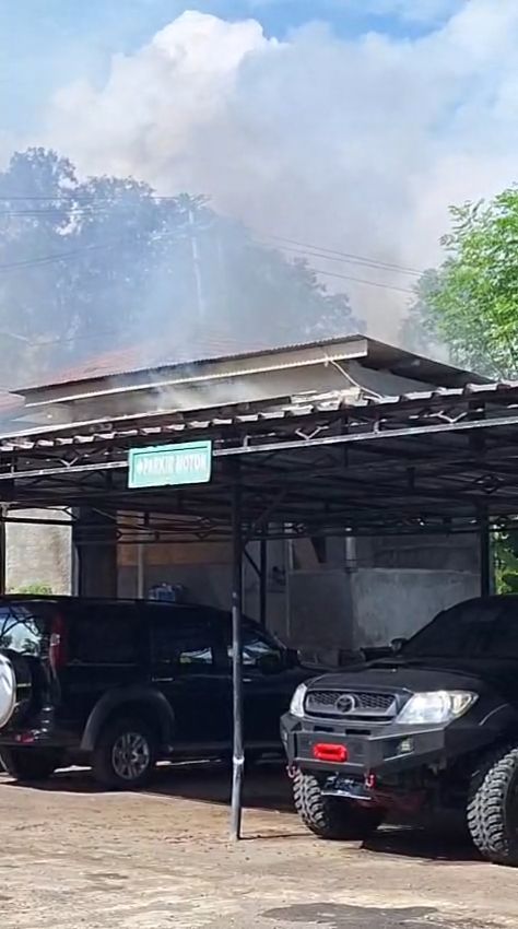 Bangunan tempat tinggal OB di kawasan Puskesmas Cidaun Dibakar