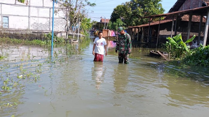 Banjir di Kabupaten Demak akibat tanggul jebol dan limpasan air dari bendungan Glapan, telah menggenang pemukiman warga, Senin (19/5/2025).