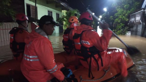 Banjir di Trenggalek tak hanya mernedam jalan tapi juga rumah warga