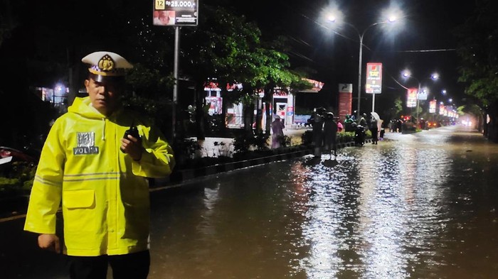 Banjir rendam jalanan di Trenggalek
