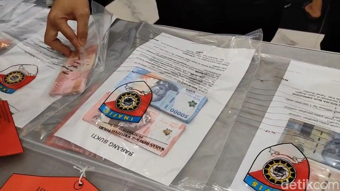 Barang bukti peredaran uang palsu di Tanah Bumbu.