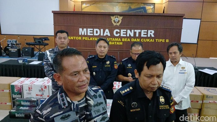 Bea Cukai Batam dan Lantamal IV jelaskan dugaan penggunaan mobil dinas untuk pengangkutan rokok ilegal. (Foto: Alamudin Hamapu/detikSumut).