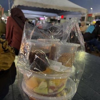 Beli Rujak Buah di Festival, Wanita Ini Kaget Harus Bayar Rp 138 Ribu