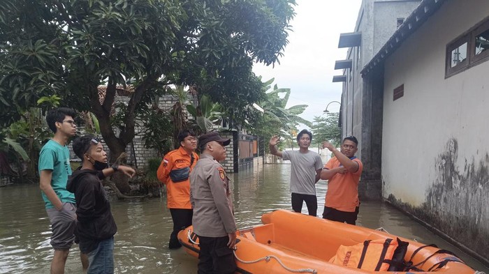 Bengawan Solo di Bungah, Gresik meluap dan merendam 60 rumah warga