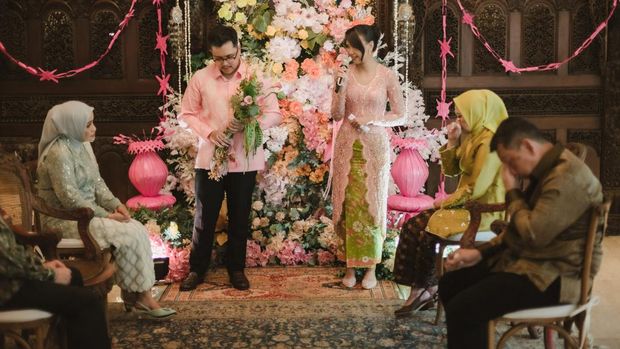 Wanita ini memilih petai dan kacang panjang yang biasanya dijadikan lalapan sebagai buket bunga di acara lamaran. Postingan tersebut langsung viral di media sosial.