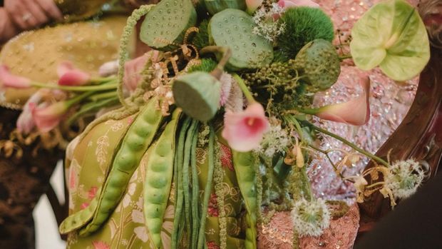 Wanita ini memilih petai dan kacang panjang yang biasanya dijadikan lalapan sebagai buket bunga di acara lamaran. Postingan tersebut langsung viral di media sosial.