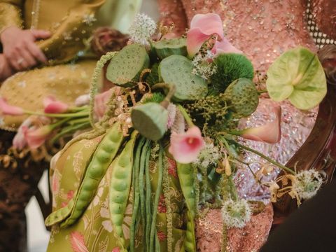 Wanita ini memilih petai dan kacang panjang yang biasanya dijadikan lalapan sebagai buket bunga di acara lamaran. Postingan tersebut langsung viral di media sosial.