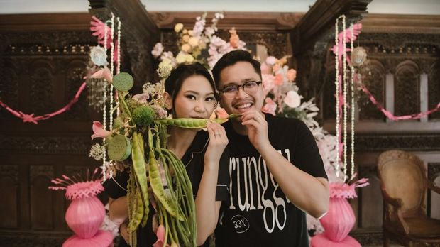 Wanita ini memilih petai dan kacang panjang yang biasanya dijadikan lalapan sebagai buket bunga di acara lamaran. Postingan tersebut langsung viral di media sosial.