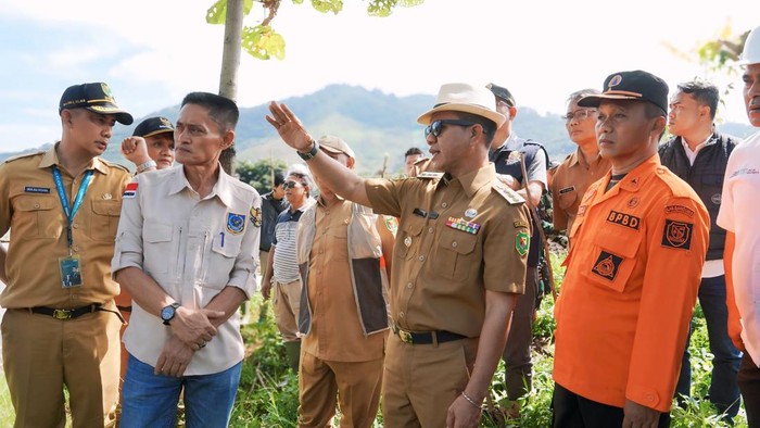 Bupati Bandung Dadang Supriatna tinjau lokasi longsor.