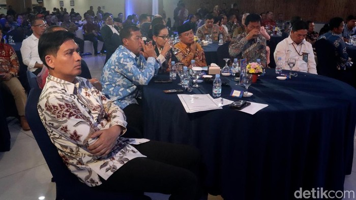 Bupati Indramayu Lucky Hakim (sebelah kiri)