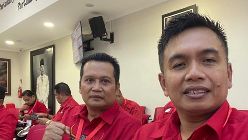 Bupati Jembrana I Made Kembang Hartawan (kiri) dan Wakil BupatiI II Gede Ngurah Patriana Krisna (kanan) , saat mengikuti Pembekalan Kepala Daerah (PKD) yang digelar PDIP di Sekolah Partai Lenteng, Jakarta, Minggu (18/5/2025).