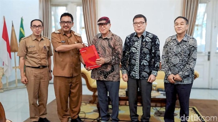 Bupati Sukabumi H. Asep Japar menerima audiensi penting di Pendopo pada Senin (19/5/2025), bersama Trade Advisor of Gyeongsangnamdo Provincial Government Korea Selatan dan Direktur PT. VDF Jaya Indonesia, Noh Chang Dong.