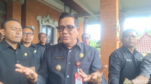 Bupati Tabanan I Komang Gede Sanjaya seusai mengikuti rapat paripurna terkait Rancangan Awal RPJMD-SB Kabupaten Tabanan Tahun 2025-2029, pada Senin (19/5/2025). (Foto: I Dewa Made Krisna Pradipta/detikBali)