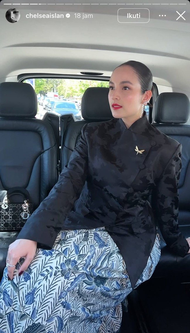 Kebaya janggan yang dikenakan oleh Chelsea Islan itu merupakan rancangan desainer Wilsen Willim. Pada salah satu bagian dada kebayanya dipermanis dengan bros emas berbentuk seperti capung. Foto: Instagram/@chelseaislan