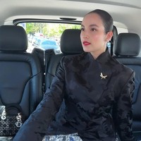 Kebaya janggan yang dikenakan oleh Chelsea Islan itu merupakan rancangan desainer Wilsen Willim. Pada salah satu bagian dada kebayanya dipermanis dengan bros emas berbentuk seperti capung. Foto: Instagram/@chelseaislan