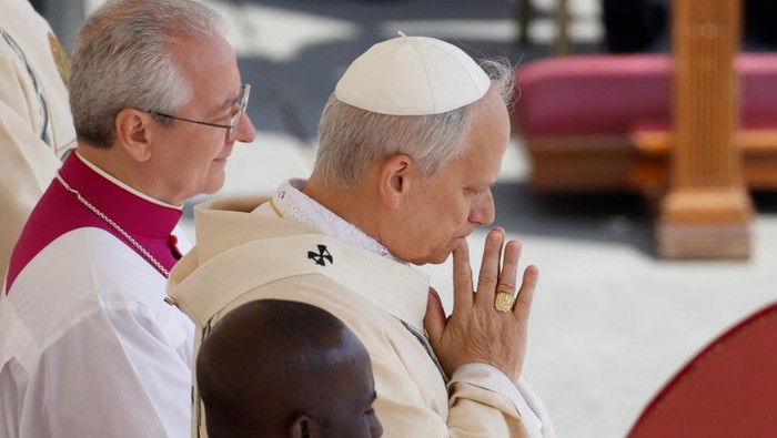 Cincin Nelayan Jadi Simbol Pelantikan Paus Leo XIV Pope Leo XIV reacts after having just received the Fisherman?s Ring during the inaugural Mass in Saint Peter?s Square, at the Vatican May 18, 2025. REUTERS/REMO CASILLI