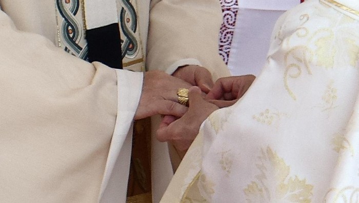 Cincin Nelayan Jadi Simbol Pelantikan Paus Leo XIV Cardinal Luis Tagle places the Fisherman's Ring on the finger of Pope Leo XIV during the inaugural Mass in Saint Peter's Square at the Vatican, May 18, 2025. REUTERS/GUGLIELMO MANGIAPANE