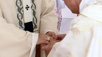 Dalam momen khidmat tersebut, cincin disematkan oleh Kardinal Luis Antonio Tagle yang memimpin bagian liturgi pelantikan. Sambil mengenakan cincin, Kardinal Tagle mengucapkan doa peneguhan dalam bahasa Latin yang menegaskan tanggung jawab kepausan Paus Leo XIV sebagai gembala seluruh umat Katolik.