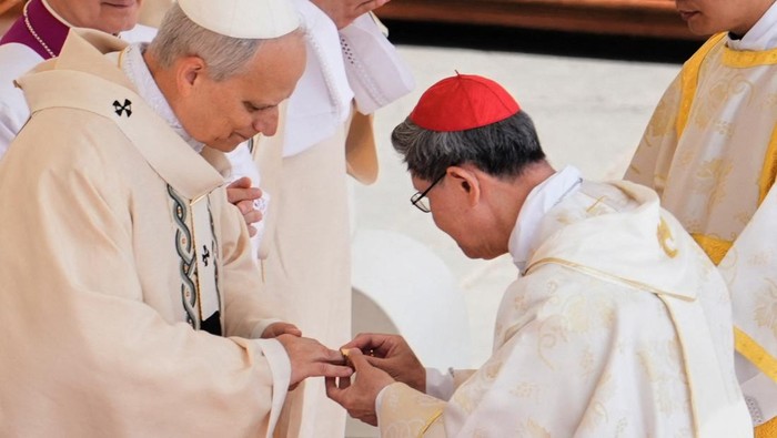 Cardinal Luis Antonio Tagle places the Ring of the Fisherman on the finger of Pope Leo XIV as the pontiff celebrates a Mass for the formal inauguration of his pontificate in St. Peter’s Square at the Vatican, Sunday, May 18, 2025. Jacquelyn Martin/Pool via REUTERS