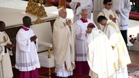 Cincin ini tidak hanya memiliki makna spiritual, tetapi juga historis. Dahulu, cincin tersebut digunakan untuk menyegel dokumen resmi kepausan hingga abad ke-19. Kini, penggunaannya bersifat simbolis namun tetap menjadi bagian penting dalam setiap pelantikan paus baru.