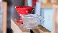 Flat bottom drip merupakan penyaring atau dripper kopi dengan bagian bawah yang datar. Ada tiga lubang sebagai tempat hasil ekstraksi kopi menetes dengan hasil rasa kopi yang akan lebih pekat. Foto: Istimewa