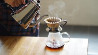 Kalita Wave memiliki bentuk yang mirip dengan V60 maupun flat bottom dripper dengan bagian bergelombang di sisinya. Hasil seduhan dengan alat ini menonjolkan rasa yang lebih seimbang dan konsisten. Foto: Istimewa