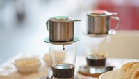 Walaupun berasal dari Vietnam tetapi Phin atau Vietnam dripper populer mendunia. Untuk membuat racikan kopi ini biasanya menggunakan kopi dengan gilingan halus yang hasil rasanya pekat. Foto: Istimewa
