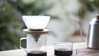 Berbentuk runcing ke bawah dripper V60 paling banyak digunakan home brewer hingga kafe. Hasil seduhannya lebih efektif mengekstraksi rasa alami yang terbentuk pada kopinya. Foto: Istimewa