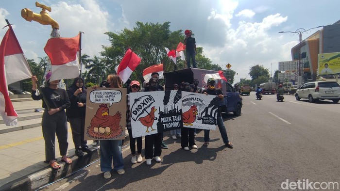 Demo tolak pembakaran sampah plastik oleh pabrik tahu di Sidoarjo