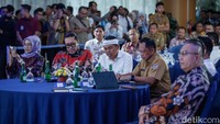 Di antara pembicara utama adalah Menteri Dalam Negeri Tito Karnavian, Sekjen Kementerian Perhubungan Antoni Arif Priadi, Deputi Bidang Perencanaan Penanaman Modal, Kementerian Investasi dan Hilirisasi/BKPM Dedi Latip serta Gubernur Jabar Dedi Mulyadi dengan moderator pimpinan redaksi detikcom Alfito Deannova Gintings.