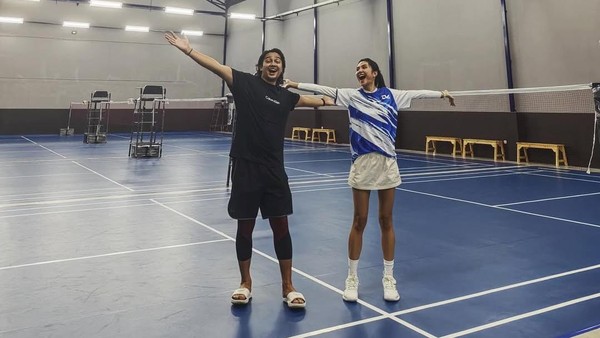 Deva Mahenra dan Mikha Tambayong Bikin Lapangan Badminton, Tujuannya Mulia!