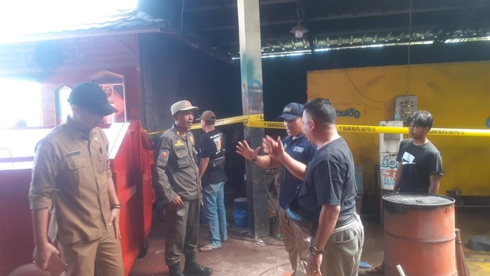 Dinas Lingkungan Hidup (DLH) Kabupaten Bogor menyegel pabrik yang diduga menjadi penyebab pencemaran air anak sungai di Citeureup yang berubah menjadi warna oranye. (dok. ist)
