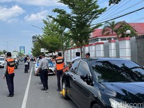 Dishub Makassar Gembok 9 Mobil Parkir di Badan Jalan Pettarani, Polisi Tilang