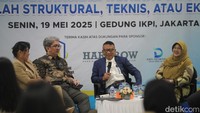Mantan Direktur Jenderal Pajak Ken Dwijugiasteadi, Guru Besar Perpajakan Universitas Indonesia Prof. Haula Rosdiana , Ekonom Indef Dr. Berly Martawardaya, Praktisi pajak Agoestina Mappadang saat berdiskusi mengenai stagnansi tax ratio Indonesia di Jakarta, Senin (19/5/2025).
