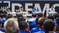 Hadir para narasumber antara lain pegiat demokrasi dari Perludem Titi Anggraini, Ketua Bawaslu RI Rahmat Bagja dan Ketua KPU RI Mochamad Afifuddin.