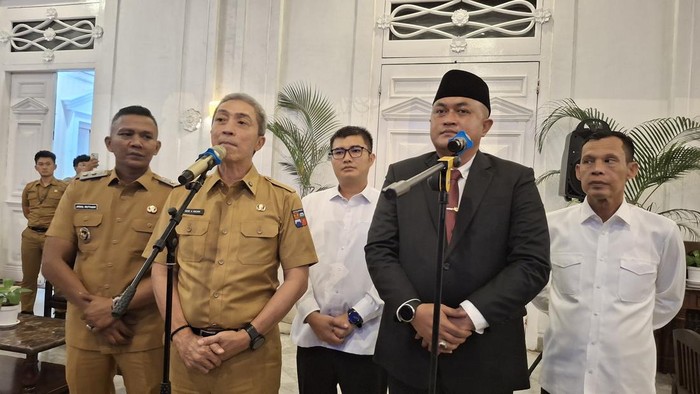 Dua kepala daerah di Bogor menggelar pertemuan kolaborasi tangani dan kelola sampah di TPAS Galuga. (dari kiri ke kanan) Wakil Wali Kota Bogor Jenal Mutaqin, Wali Kota Bogor Dedie Rachim, Ketua DPRD Kabupaten Bogor Sastra Winara, Bupati Bogor Rudy Susmanto dan Wakil Bupati Ade Ruhendi.