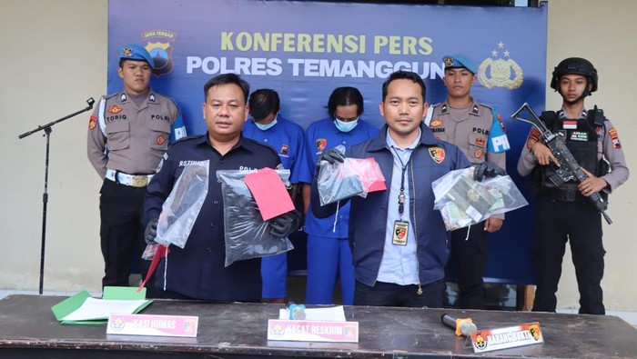 Dua pelaku pencurian perhiasan emas dan sepeda motor yang ditangkap Reskrim Polres Temanggung, Senin (19/5/2025).