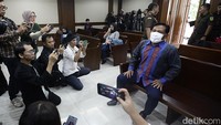 Dalam dakwaannya, jaksa menyebut Rudi menerima suap sebesar 43 ribu dolar Singapura (SGD) dari pengacara Lisa Rachmat. Uang itu diduga diberikan untuk memengaruhi putusan bebas terhadap Gregorius Ronald Tannur, terdakwa dalam kasus kematian Dini Sera Afrianti yang sebelumnya menimbulkan sorotan publik luas.