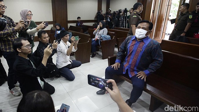 Mantan Ketua Pengadilan Negeri (PN) Surabaya, Rudi Suparmono, menjalani sidang perdana di Pengadilan Tindak Pidana Korupsi (Tipikor) Jakarta, Senin (19/5/2025). Sidang tersebut mengagendakan pembacaan surat dakwaan oleh jaksa penuntut umum terhadap Rudi yang diduga terlibat dalam perkara suap dan gratifikasi.