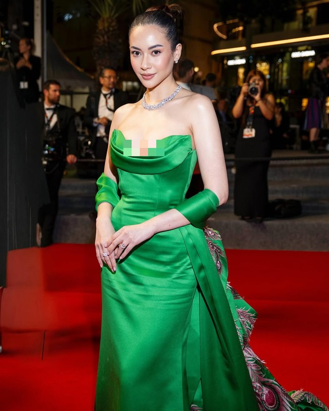 Wanita 31 tahun ini ‘menyala’ di red carpet Cannes dengan gaun hijau emerald rancangan desainer Stella Lunardy. Gaun strapless ini memancarkan aura elegan dengan siluet yang memeluk tubuh, dilengkapi detail drapery halus di bagian dada dan lengan yang menjuntai anggun sebagai aksen. Foto: Instagram/@elviraelph