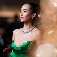 Elvira menyempurnakan tampilannya dengan riasan flawless, tatanan rambut sleek updo, serta perhiasan berlian simpel, membiarkan gaunnya yang menjadi pusat perhatian. Foto: Instagram/@elviraelph