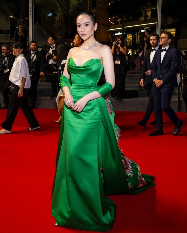 Tak hanya tampil memukau di red carpet, Elvira juga mencatatkan sejarah sebagai aktris Indonesia pertama yang dinominasikan untuk kategori Best Actress. Kehadiran saya di Cannes adalah sebuah kehormatan, bukan hanya sebagai aktris tetapi juga sebagai perwakilan Indonesia di kancah film dunia, kata Elvira, seperti dikutip dari detikPop. Foto: Instagram/@elviraelph