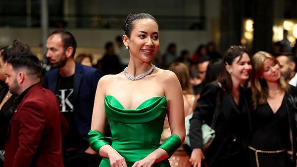 Elvira Devinamira Menyala di Red Carpet Cannes, Berbalut Gaun Hijau Emerald