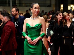 Elvira Devinamira Menyala di Red Carpet Cannes, Berbalut Gaun Hijau Emerald
