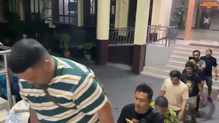 Enam pengusaha rental mobil di Pontianak ditangkap usai sekap dan aniaya pelaku penggelapan mobil.