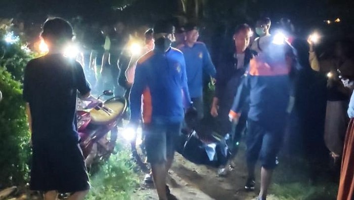 Petugas gabungan saat mengevaluasi mayat laki-laki di Pantai Kropak Indah Desa Bondo Kecamatan Bangsri, Senin (19/5/2025).